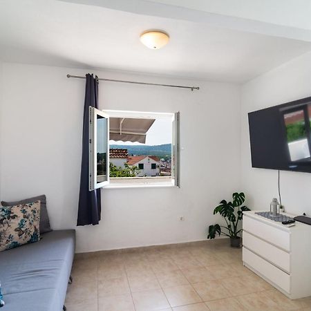 Sea-Views Brazza Apartments With Private Pool Milna  Ngoại thất bức ảnh