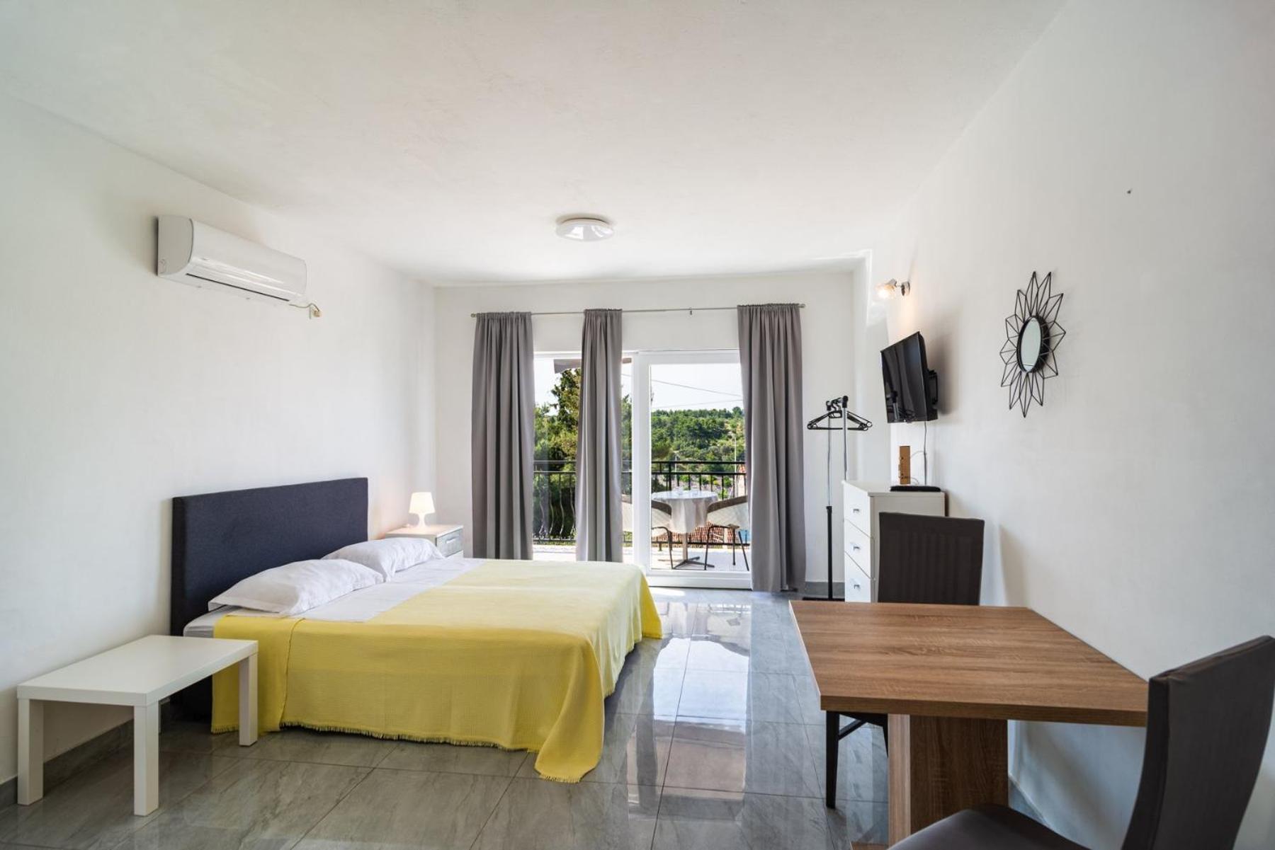Sea-Views Brazza Apartments With Private Pool Milna  Ngoại thất bức ảnh