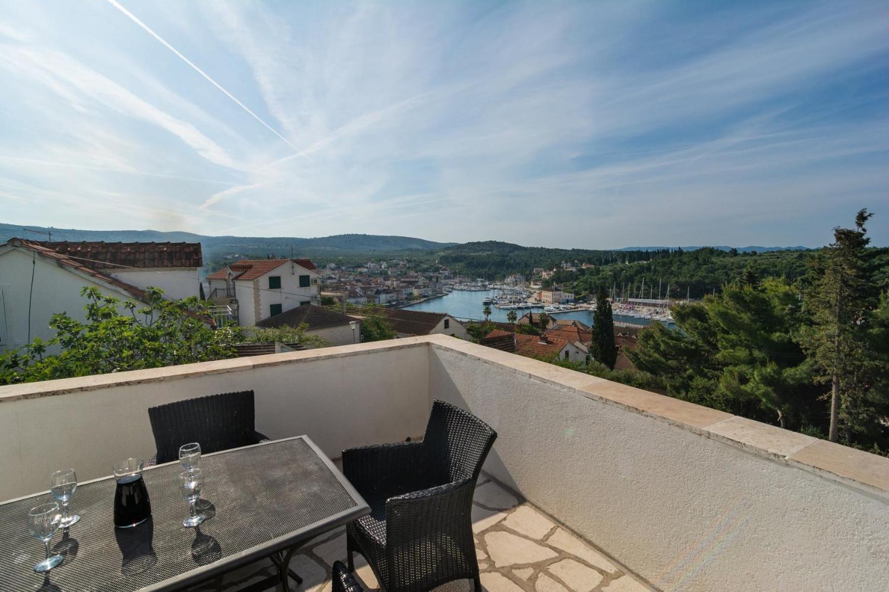 Sea-Views Brazza Apartments With Private Pool Milna  Ngoại thất bức ảnh